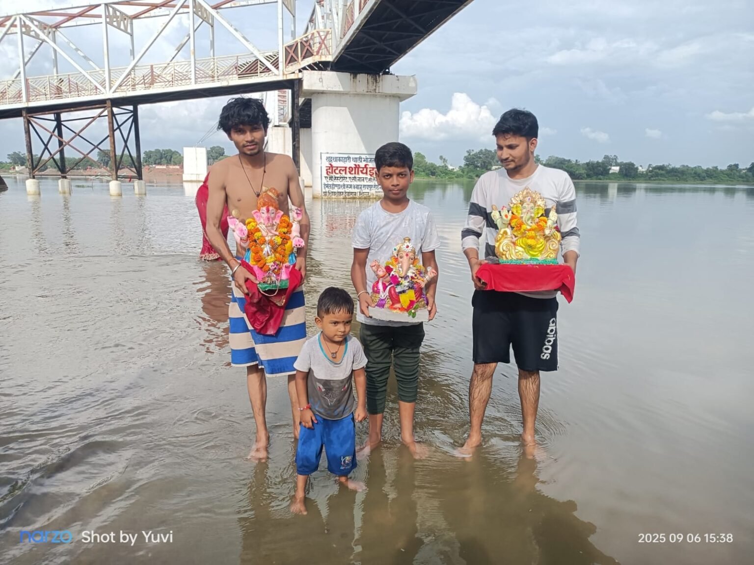 गणपति बप्पा मोरया… अगले बरस तू जल्दी आ! जयकारों, रंग-गुलाल और श्रद्धा के साथ गणेश जी को दी गई नम आँखों से विदाई