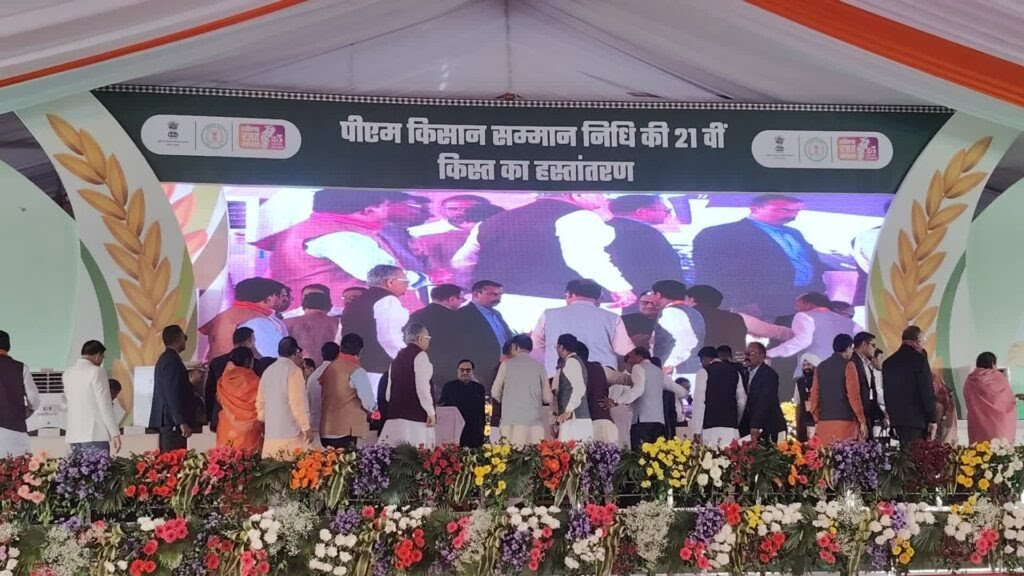 धमतरी में किसानों के सपनों को मिली नई उड़ान प्रधानमंत्री और कृषि मंत्री की घोषणाओं से छत्तीसगढ़ में किसानों की आय बढ़ाने का खुला बड़ा रास्ता