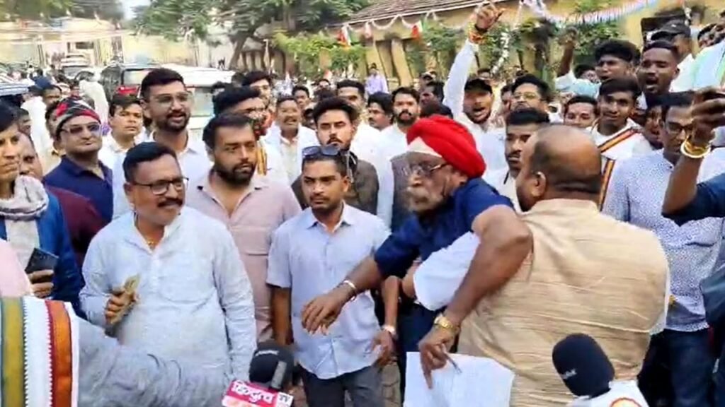 धमतरी कांग्रेस भवन में गुटबाज़ी का धमाका सचिन पायलट के सामने हंगामा, वरिष्ठ नेता देवेंद्र आजमानी निष्कासित
