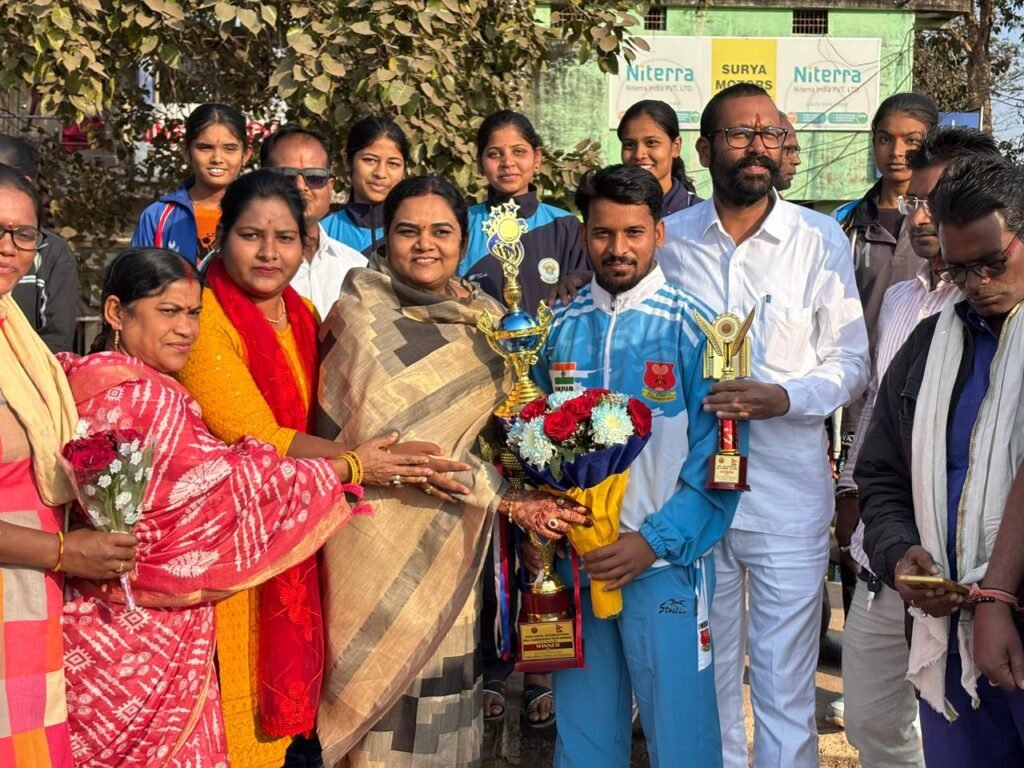 कुरूद के लाल नरेन्द्र कुमार का स्वर्णिम स्वागत नेपाल में बाल बैडमिंटन प्रतियोगिता में गोल्ड जीतकर बढ़ाया नगर का मान