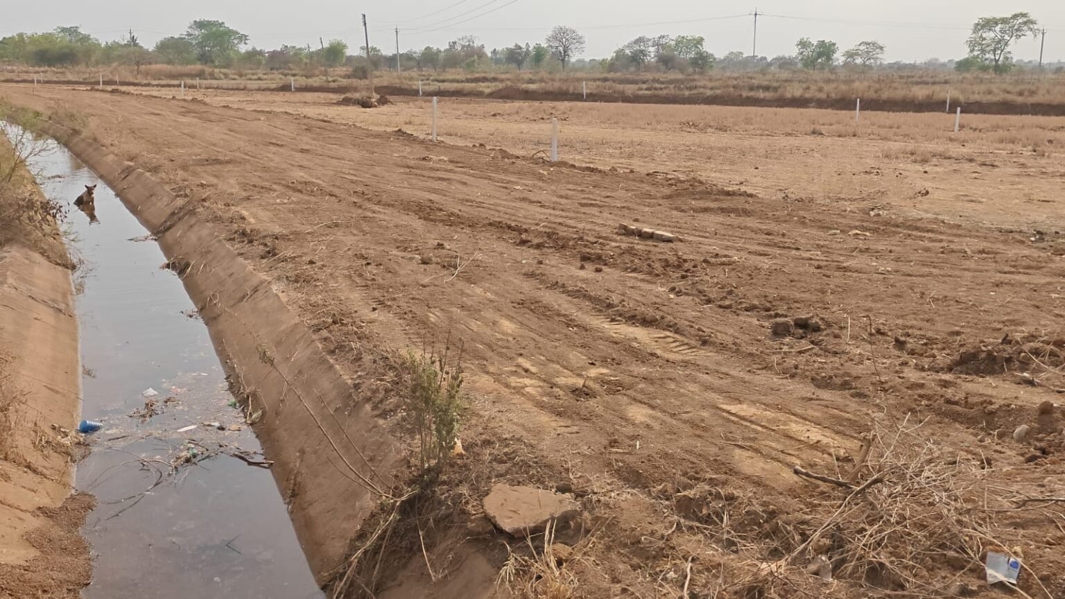 सिंचाई नहर पार को समतल कर बनाया जा रहा अवैध रास्ता, शासकीय जमीन का उपयोग