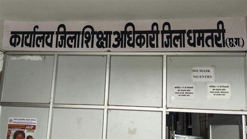 डीईओ का दावा खोखला? नारी स्कूल में अब भी नहीं पहुंचीं पर्याप्त किताबें और यूनिफॉर्म