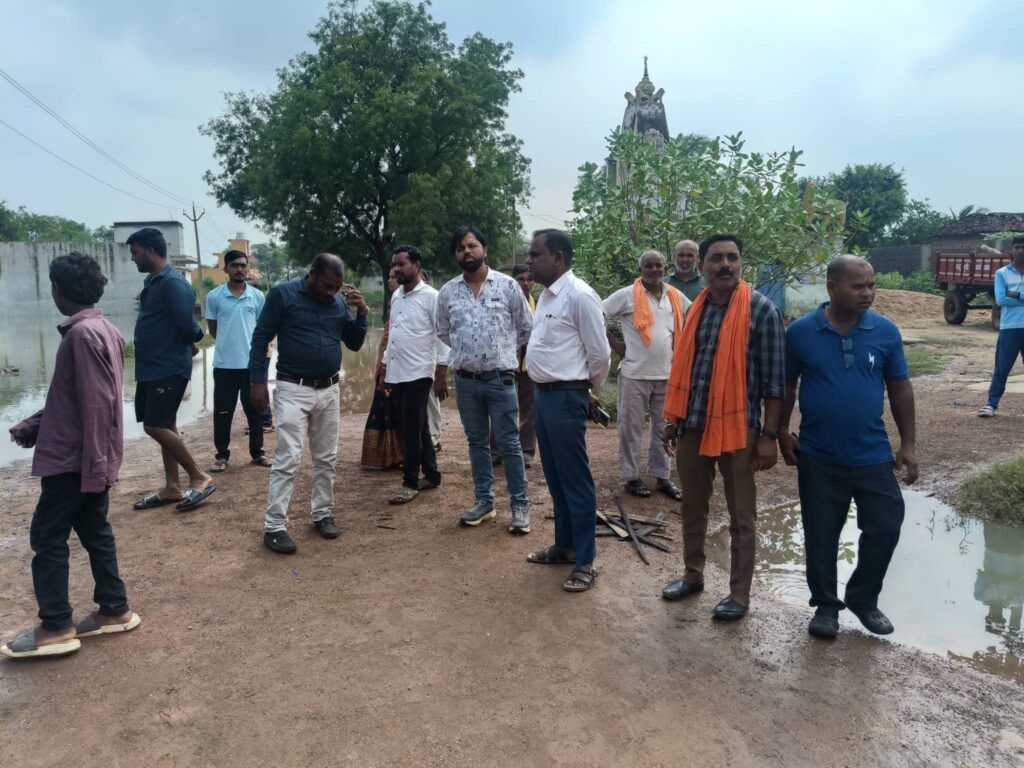 जमराव में बाढ़ पीड़ितों से मिले जनप्रतिनिधि, जाना हाल-चाल
