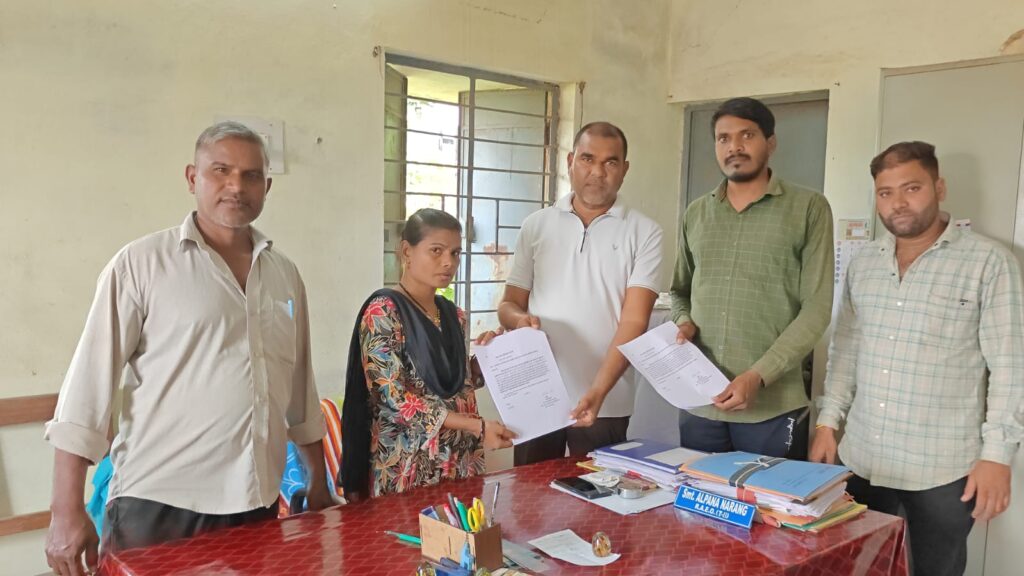 धान की फसल में नहीं आई बालियां, दो किसानों ने मांगा मुआवजा