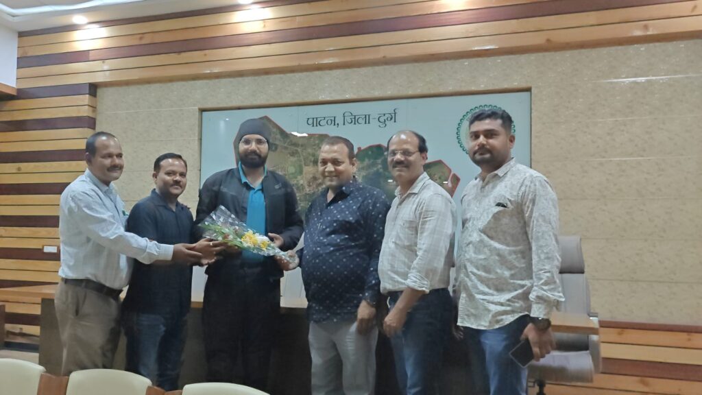 बाइक से देश भ्रमण पर निकले हरबख्श सिंह पहुंचे पाटन, दिया स्वच्छता का संदेश